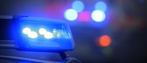 Ein Polizeiauto mit eingeschaltetem Blaulicht (Symbolbild).
