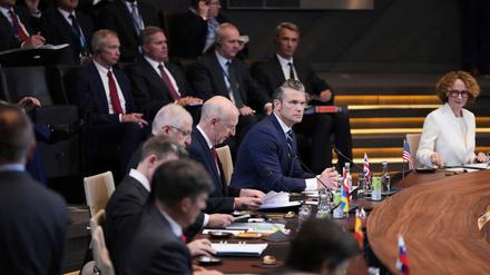Die Verteidigungsminister der Nato-Staaten haben ein riesiges Aufrüstungsprogramm gebilligt.
