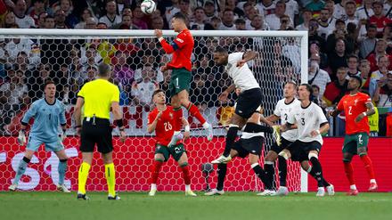 Cristiano Ronaldo (M) imponiert auch im Alter von 40 Jahren noch.