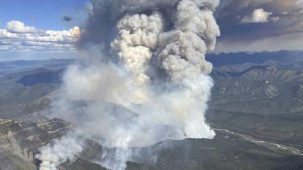02.06.2025, Kanada, Summit Lake: Das Bild zeigt einen Waldbrand, der nordöstlich von Summit Lake in British Columbia brennt.