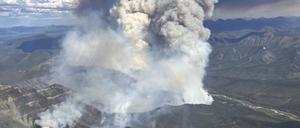 02.06.2025, Kanada, Summit Lake: Das Bild zeigt einen Waldbrand, der nordöstlich von Summit Lake in British Columbia brennt.