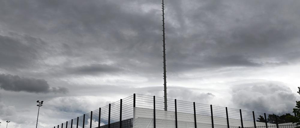 Dunkle Wolken über dem Trainingsplatz: Das Wetter passte zur tristen Stimmung im DFB-Quartier am Tag nach dem 1:2 gegen Portugal.