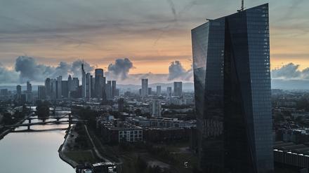 Die Sonne geht hinter der Europäische Zentralbank (r) unter.