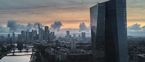 Die Sonne geht hinter der Europäische Zentralbank (r) unter.