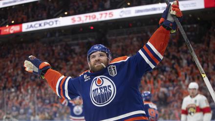 Leon Draisaitl schoss die Edmonton Oilers in der Verlängerung zum Sieg gegen die Florida Panthers im ersten Finalspiel.