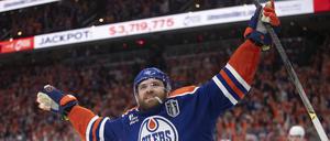 Leon Draisaitl schoss die Edmonton Oilers in der Verlängerung zum Sieg gegen die Florida Panthers im ersten Finalspiel.