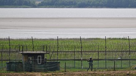 Südkoreanische Soldaten patrouillieren am 5. Juni 2025 in Paju, nördlich von Seoul, an der Grenze zu Nordkorea, die durch den Fluss Imjin geteilt wird.