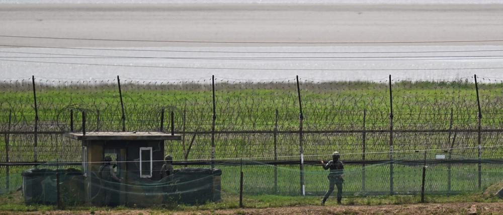 Südkoreanische Soldaten patrouillieren am 5. Juni 2025 in Paju, nördlich von Seoul, an der Grenze zu Nordkorea, die durch den Fluss Imjin geteilt wird.