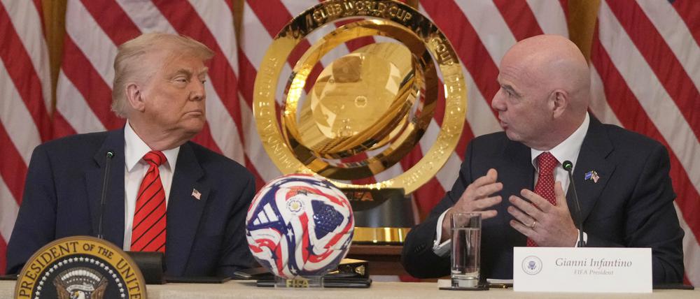 US-Präsident Donald Trump und FIFA-Präsident Gianni Infantino während einer Sitzung der FIFA Task-Force im Weißen Haus.