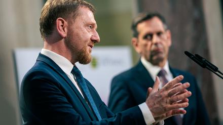Im Ziel sind sich Bund und Länder einig: Die Wirtschaft soll entlastet werden. Das dürfe die Kommunen aber nicht über Gebühr belasten, verlangen die Ministerpräsidenten.