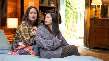Lily Gladstone und Kelly Marie Tran in einer Szene des Films „The Wedding Banquet“.