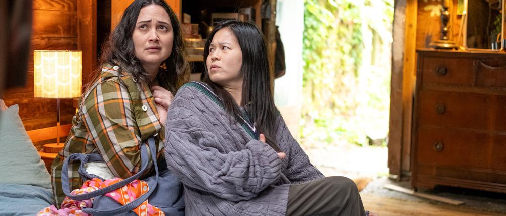 Lily Gladstone und Kelly Marie Tran in einer Szene des Films „The Wedding Banquet“.