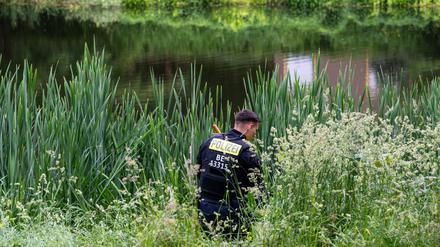 Ein Polizeibeamter bei der Suchaktion am Ufer des Breitkopfbeckens