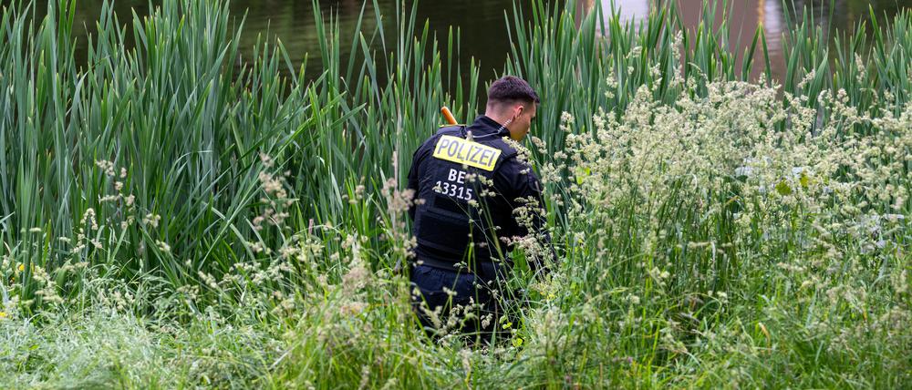 Ein Polizeibeamter bei der Suchaktion am Ufer des Breitkopfbeckens