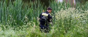 Ein Polizeibeamter bei der Suchaktion am Ufer des Breitkopfbeckens