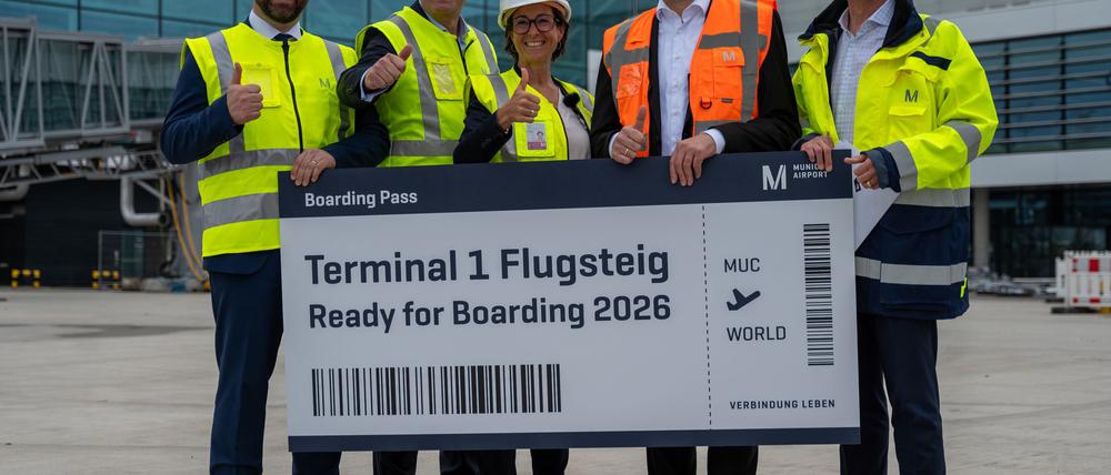 Sechs Millionen Passagiere im Jahr entsprechen etwa den Fluggastzahlen des Flughafens Hannover, wie Finanzminister Albert Füracker (in orange) sagt 