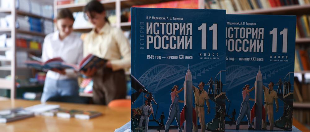Kopien eines neuen russischen Geschichtsbuches in einem Klassenzimmer in Luhansk.