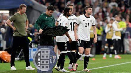 Nächster missglückter Dreifach-Wechsel: Bundestrainer Julian Nagelsmann (l) bringt beim Stand von 1:0 Serge Gnabry, Niclas Füllkrug und Robin Gosens.