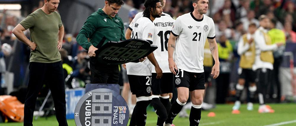 Nächster missglückter Dreifach-Wechsel: Bundestrainer Julian Nagelsmann (l) bringt beim Stand von 1:0 Serge Gnabry, Niclas Füllkrug und Robin Gosens.