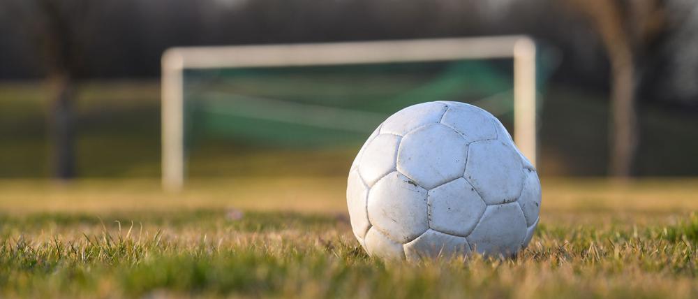 Ein Jugend-Trainer soll jugendliche Fußballer unter der Dusche heimlich gefilmt haben.
