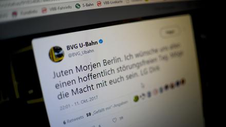Dirk Klakow, Mitarbeiter des Social-Media-Teams der BVG, twittert am 26.10.2017 in Berlin im Social Media Center der BVG. Der Bus kommt nicht, die U-Bahn ist voll - wie soll man da gute Laune haben? Die Berliner Verkehrsbetriebe versuchen es mit Selbstironie. Die Kampagne heißt «Weil wir dich lieben». Ein Blick hinter die Kulissen. (zu dpa-KORR ««Weil wir dich lieben» - Wenn die U-Bahn Werbung macht» vom 01.12.2017) Foto: Britta Pedersen/dpa-Zentralbild/dpa ++ +++ dpa-Bildfunk +++