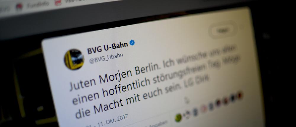 Dirk Klakow, Mitarbeiter des Social-Media-Teams der BVG, twittert am 26.10.2017 in Berlin im Social Media Center der BVG. Der Bus kommt nicht, die U-Bahn ist voll - wie soll man da gute Laune haben? Die Berliner Verkehrsbetriebe versuchen es mit Selbstironie. Die Kampagne heißt «Weil wir dich lieben». Ein Blick hinter die Kulissen. (zu dpa-KORR ««Weil wir dich lieben» - Wenn die U-Bahn Werbung macht» vom 01.12.2017) Foto: Britta Pedersen/dpa-Zentralbild/dpa ++ +++ dpa-Bildfunk +++