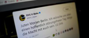 Dirk Klakow, Mitarbeiter des Social-Media-Teams der BVG, twittert am 26.10.2017 in Berlin im Social Media Center der BVG. Der Bus kommt nicht, die U-Bahn ist voll - wie soll man da gute Laune haben? Die Berliner Verkehrsbetriebe versuchen es mit Selbstironie. Die Kampagne heißt «Weil wir dich lieben». Ein Blick hinter die Kulissen. (zu dpa-KORR ««Weil wir dich lieben» - Wenn die U-Bahn Werbung macht» vom 01.12.2017) Foto: Britta Pedersen/dpa-Zentralbild/dpa ++ +++ dpa-Bildfunk +++