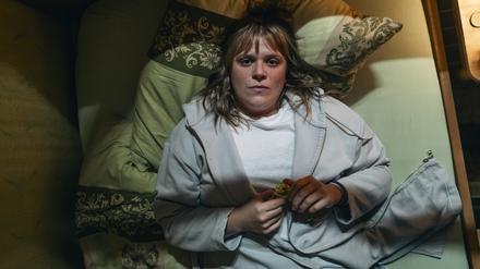 ARD/WDR TATORT: FEUER, Buch: Markus Busch, Regie: Nana Neul, am Montag (09.06.25) um 20:15 Uhr im ERSTEN. Hauptkommissarin Rosa Herzog (Stefanie Reinsperger) liegt wach in ihrem Bett im Dortmunder Frauenhaus. © WDR/Martin Rottenkolber, honorarfrei - Verwendung gemäß der AGB im engen inhaltlichen, redaktionellen Zusammenhang mit genannter WDR-Sendung bei Nennung "Bild: WDR/Martin Rottenkolber" (S2+). WDR Kommunikation/Redaktion Bild, Köln, Tel: 0221/220 -7132 oder -7133, Fax: -777132, bildkommunikation@wdr.de