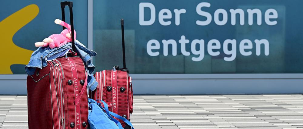 Die Vorfreude auf den Urlaub ist groß - bis stundenlange Verspätungen an den Nerven zehren. (Archivbild)