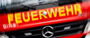 Das Feuer ist gelöscht - jedoch muss der Müll noch auf einen anderen Lkw verladen werden. (Archivbild)