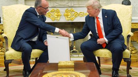 Merz übergab das Gastgeschenk im Oval Office. 
