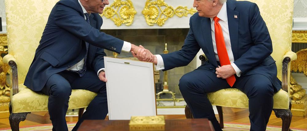 Merz übergab das Gastgeschenk im Oval Office.