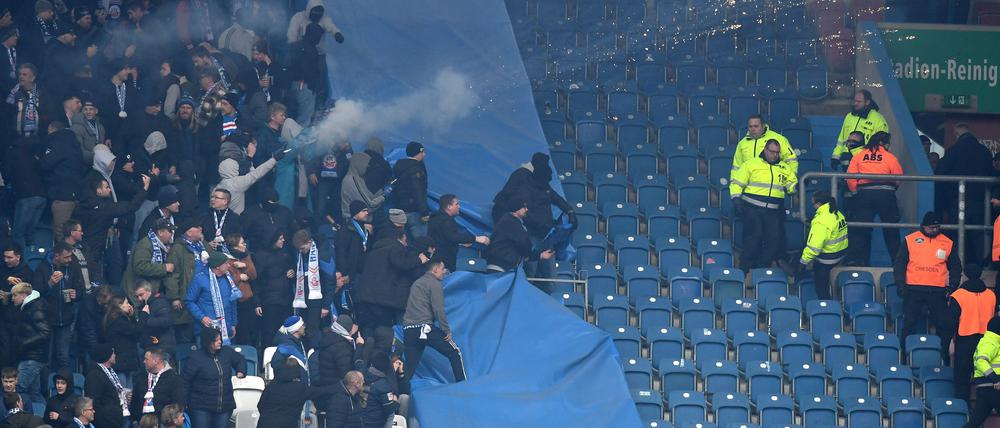 Ausschreitungen beim Spiel Hansa Rostock gegen Dynamo Dresden.