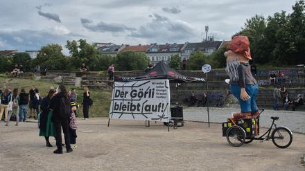 Rund 70 Menschen versammelten sich nach Polizei-Angaben.
