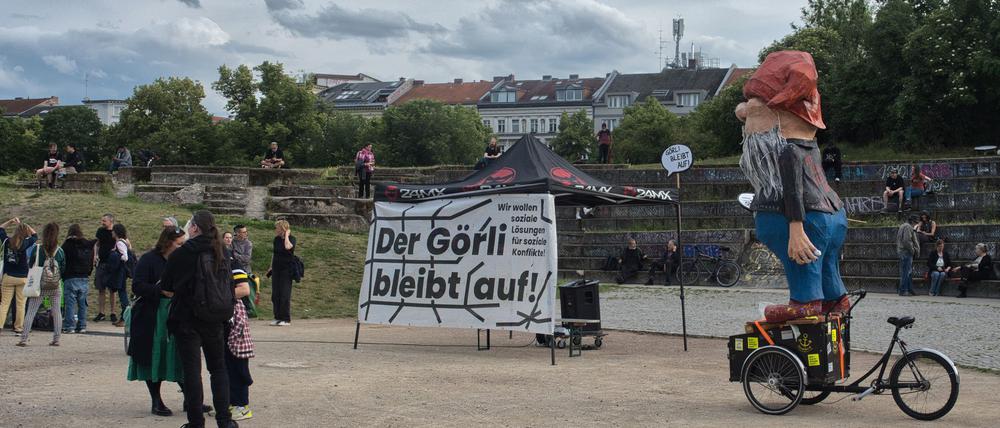 Rund 70 Menschen versammelten sich nach Polizei-Angaben.