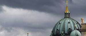Berlin: Dunkle Wolken sind am Himmel hinter dem Dom zu sehen. (Archivbild)