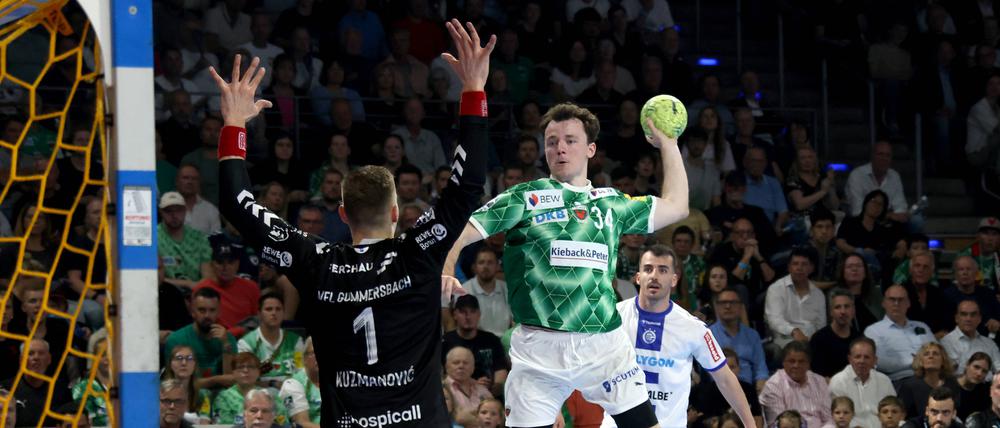 Hakun West av Teigum hat kurz vor dem Spiel gegen Gummersbach seinen Vertrag bei den Füchsen verlängert.