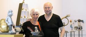 Rainer Sperl mit seiner Frau Ursula Sperl in der Ausstellung „Die Ironie der Dinge“. 