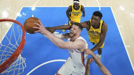 Isaiah Hartenstein (in weiß) hatte seinen Anteil an der hohen Führung von OKC.