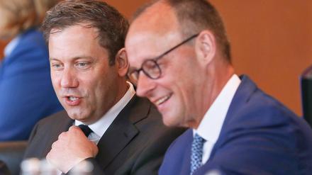Bundesfinanzminister Lars Klingbeil von der SPD (links) und Kanzler Friedrich Merz (CDU) sprechen bei einer Koalitionssitzung miteinander.
