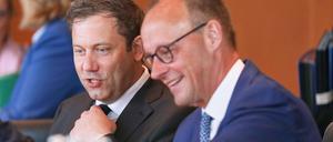 Bundesfinanzminister Lars Klingbeil von der SPD (links) und Kanzler Friedrich Merz (CDU) sprechen bei einer Koalitionssitzung miteinander.