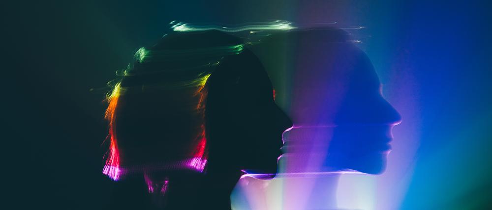 Porträt einer Frau in Seitenansicht mit Doppelbelichtungen (Symbolbild).
