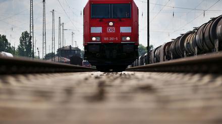 Ein Güterzug der Deutschen Bahn auf einem Gleis in Köln