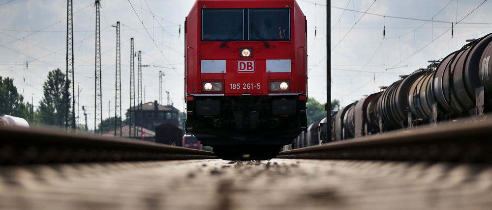 Ein Güterzug der Deutschen Bahn auf einem Gleis in Köln