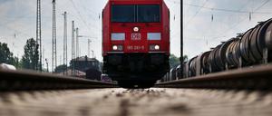 Ein Güterzug der Deutschen Bahn auf einem Gleis in Köln