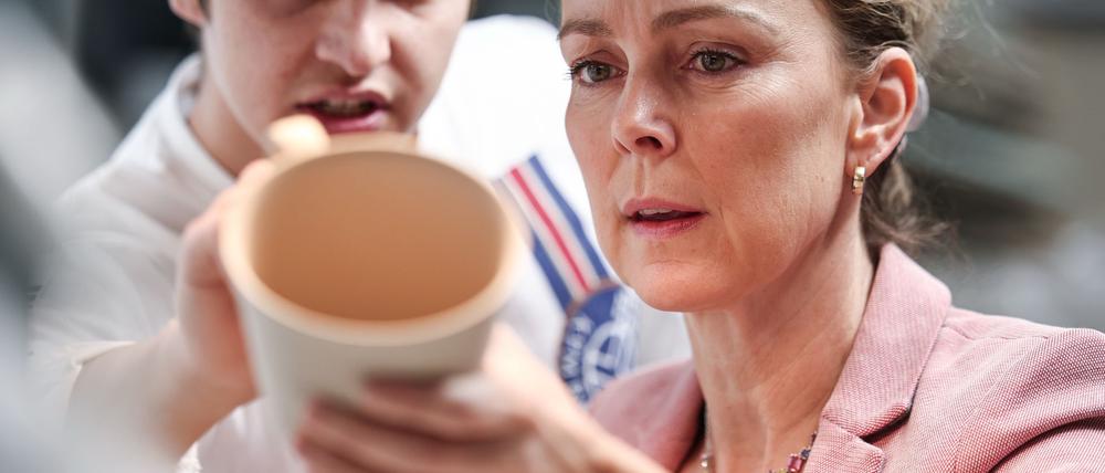 Hilfe vom Azubi: IHK-Hauptgeschäftsführerin Manja Schreiner arbeitet in der Königlichen Porzellan Manufaktur mit.