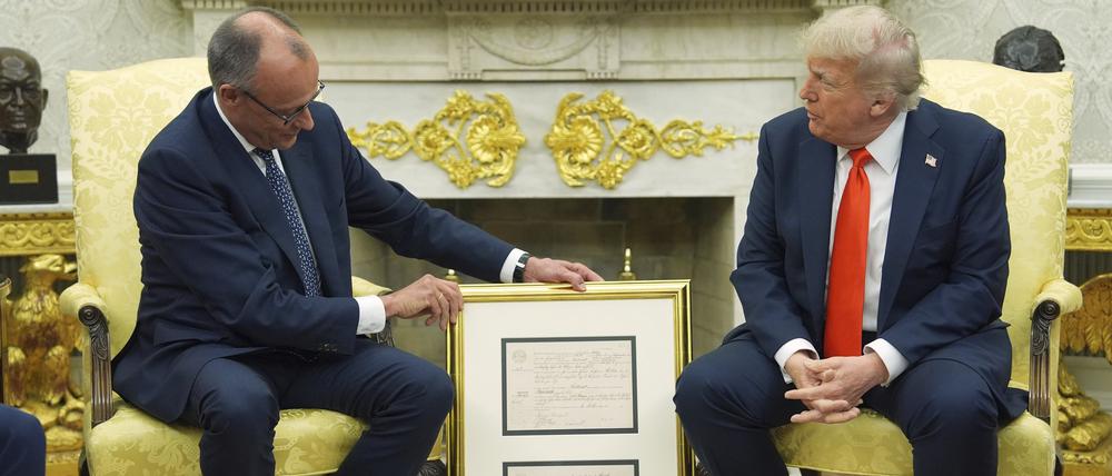 Bundeskanzler Friedrich Merz überreichte US-Präsident Donald Trump die Geburtsurkunde seines Großvaters im Oval Office.