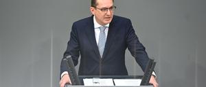 Bundesinnenminister Alexander Dobrindt (CSU) spricht im Plenarsaal im Bundestag zu den Abgeordneten. 