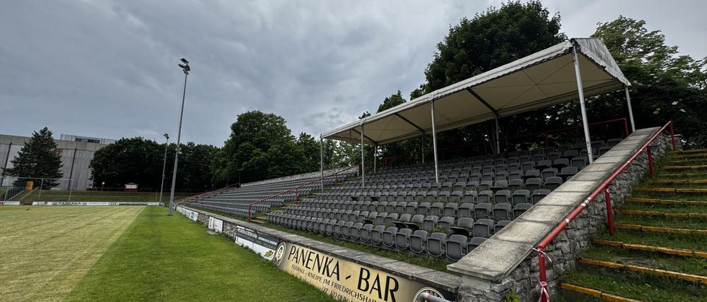 Das Behelfsdach auf der Tribüne im Zoschke-Stadion sollte schon seit Jahren durch ein richtiges Tribünendach ersetzt werden.