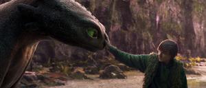 Ikonisches Motiv mit Kindchenschema. Hicks (Mason Thames) zähmt den mythischen Drachen Ohnezahn.